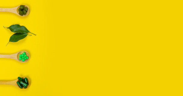 混合草药片放在木勺上。食物补充。有选择性的重点图片下载