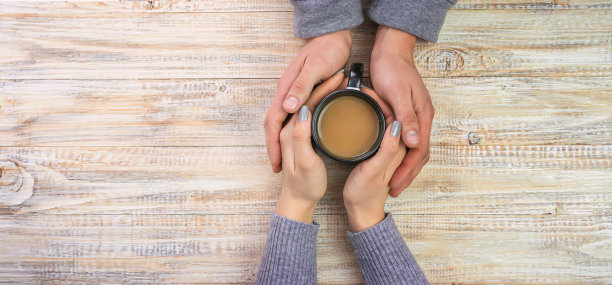 男人和女人的手，爱情和咖啡的概念图片下载