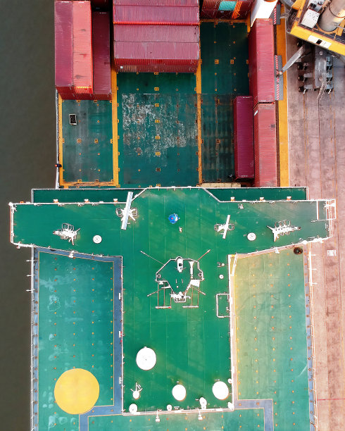 无人机拍摄的商船鸟瞰图图片下载