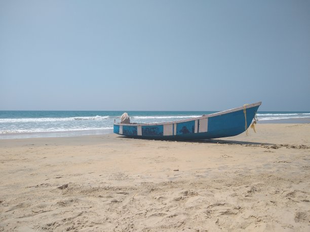 喀拉拉邦Thiruvananthapuram的瓦尔卡拉海滩上的渔船图片下载