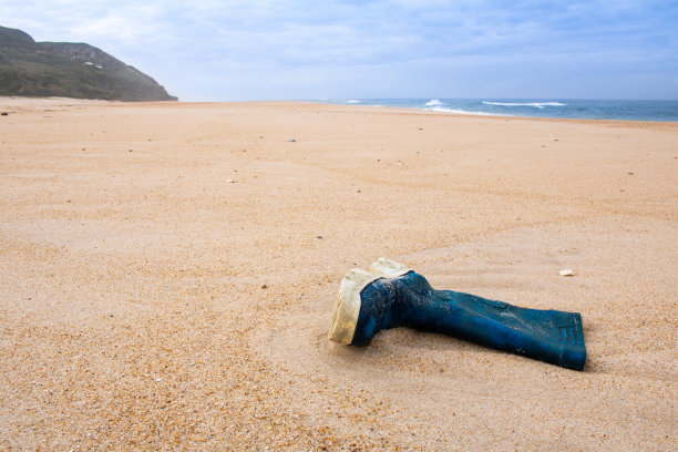 渔人的靴子留在空旷的沙滩上图片下载