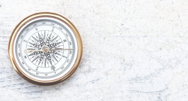 木制背景上的圆规作为旅游罗盘的象征图片下载