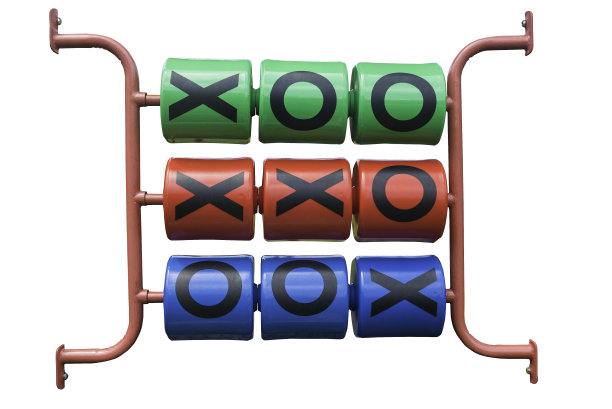 五颜六色的游戏场的井字游戏在白色的背景上孤立。图片下载