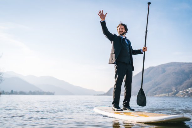 商人早晨沿着湖岸划桨图片下载