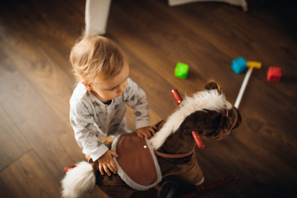 小男孩正在玩积木和篮球图片下载