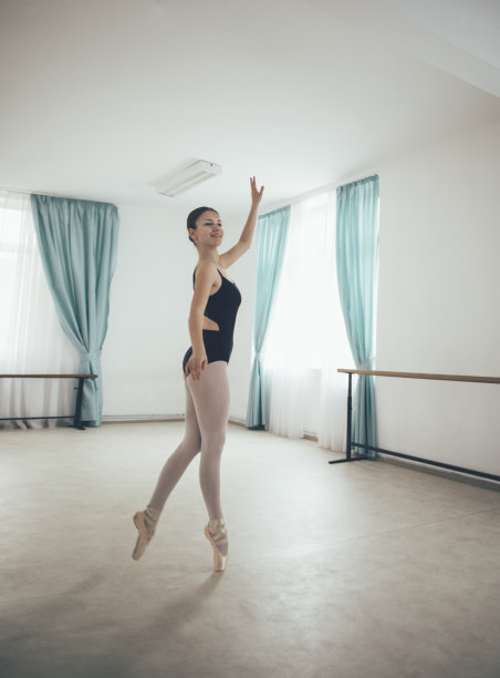 年轻的芭蕾舞演员练习古典芭蕾图片下载