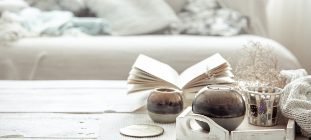 斯堪的纳维亚家庭安排烛台，干树枝和一本书拷贝空间。图片下载