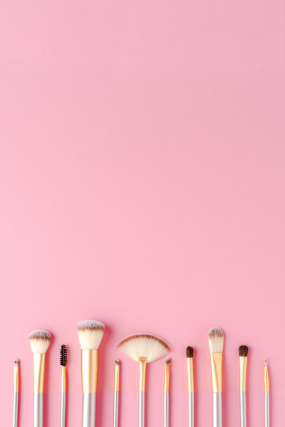 粉底上的化妆刷图片下载