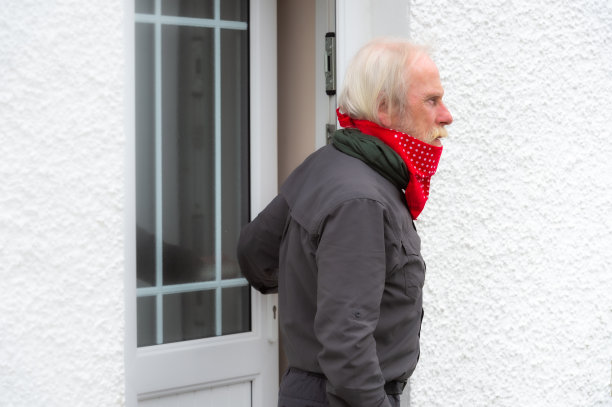 一个下巴上戴着红色大手帕的成熟男人图片下载