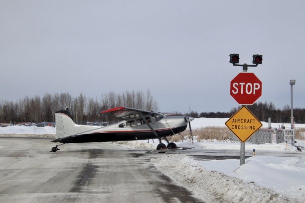 飞机在飞机交叉路口图片下载