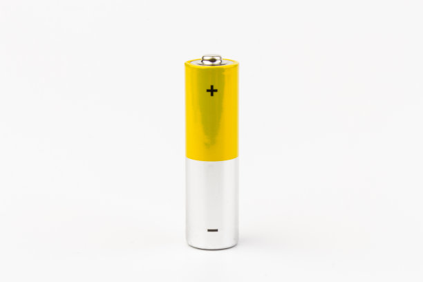 灰黄色碱性AA电池照片，白色背景。可充电镍氢电池回收利用。最常用的蓄电池尺寸。副本的空间。图片下载