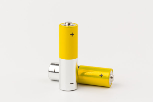 灰黄色碱性AA电池照片，白色背景。可充电镍氢电池回收利用。最常用的蓄电池尺寸。副本的空间。图片下载