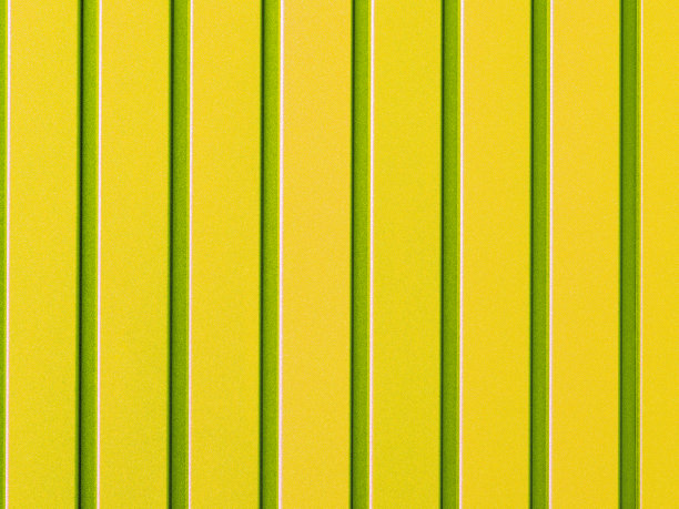 带有垂直轨道的黄色波纹钢板。图片下载