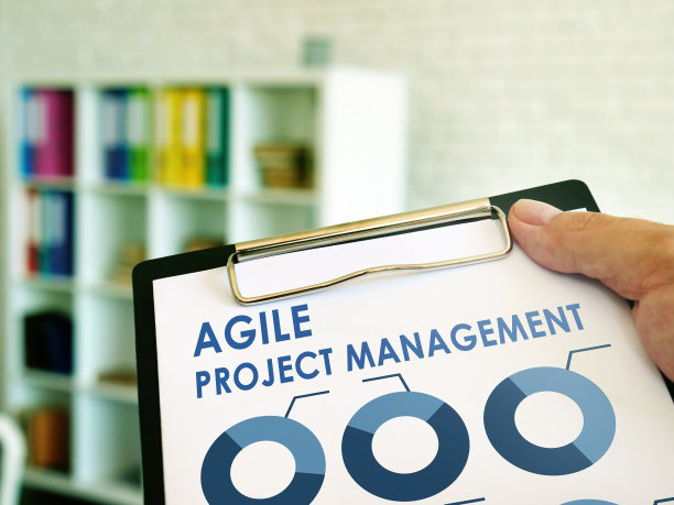 他在书中阅读了敏捷项目管理的信息。图片下载