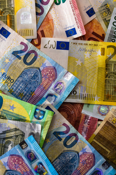 近距离观察货币欧元钞票，孤立货币欧元的背景。图片下载
