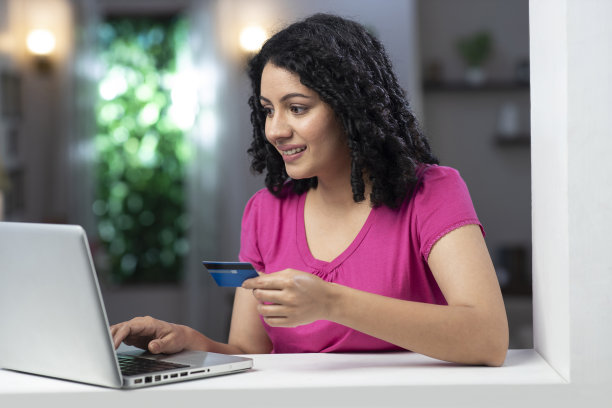 一个年轻女子站在窗户和阳台附近的照片:库存照片图片下载