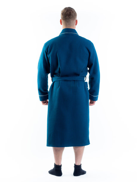 在一个孤立的白色背景上，一个穿着浴衣的男人。图片下载