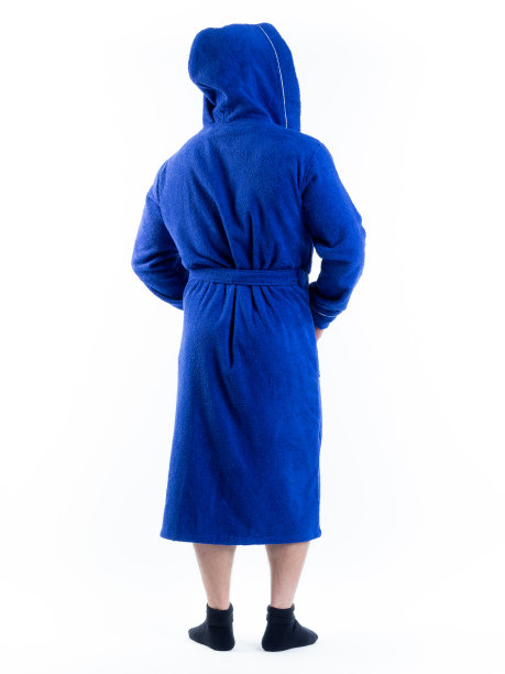 在一个孤立的白色背景上，一个穿着浴衣的男人。图片下载