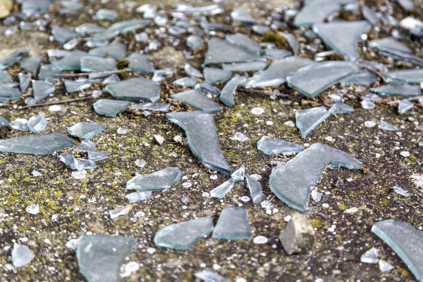 玻璃碎成碎片图片下载