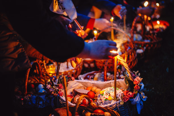 用于祝福的复活节食物：人们在教堂祝圣复活节蛋糕和彩蛋图片下载