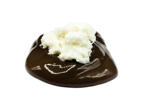 白色背景上有鲜奶油的巧克力布丁图片下载