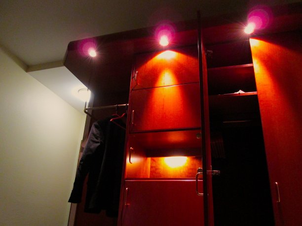 夜木壁橱温暖照明图片下载