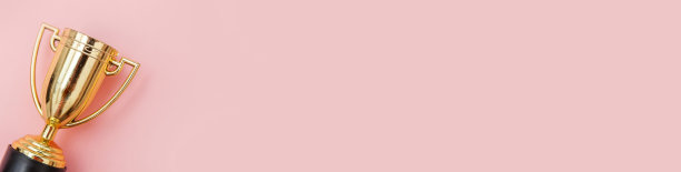 简单的平铺设计冠军或冠军金杯孤立在粉红色柔和多彩的背景。赢得比赛第一名。胜利或成功的概念。俯视图拷贝空间，横幅图片下载