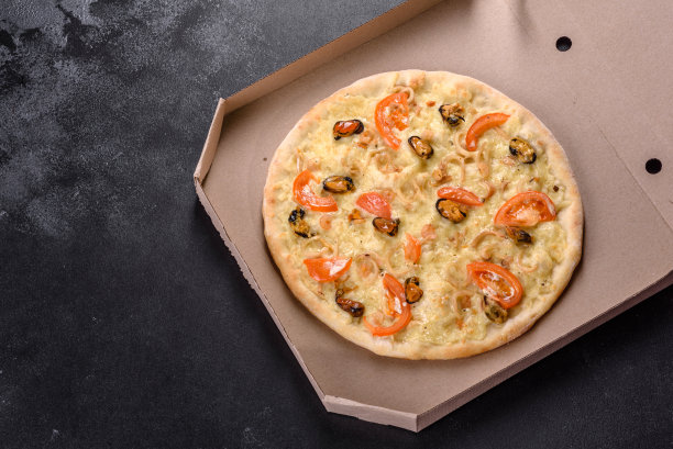 新鲜美味的披萨在壁炉炉与虾，贻贝和其他海鲜图片下载