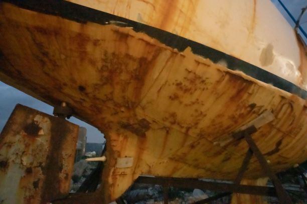 码头上生锈的帆船图片下载