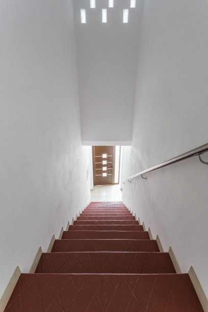 通往前面木门的楼梯。副本的空间。概念上的照片。图片下载