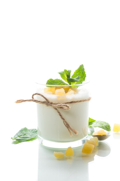 用玻璃杯装着蜜饯水果的自制甜酸奶图片下载