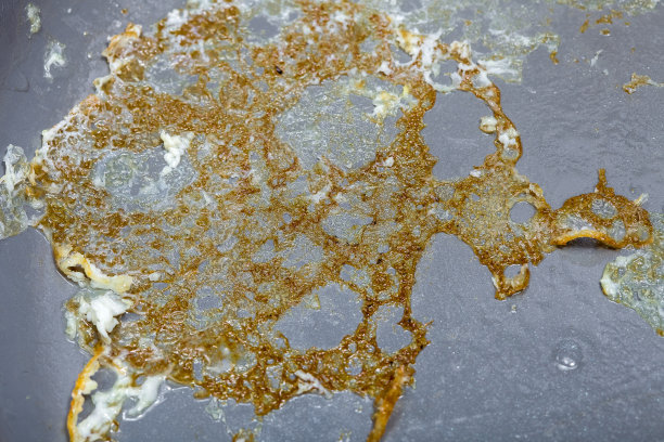 烧焦的煎蛋皮在陶瓷平底锅与聚四氟乙烯不粘涂层近距离，肮脏的厨房用具为烹饪热油炸食品，没有人。图片下载