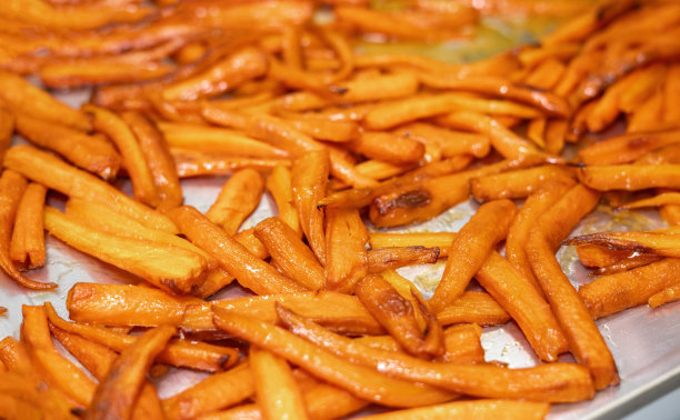 金属托盘上放着干胡萝卜。在烤箱里烤得很漂亮。图片下载