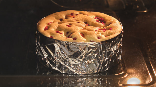 苹果越橘派是在烤箱里烤的。浆果派面团升起来了。图片下载