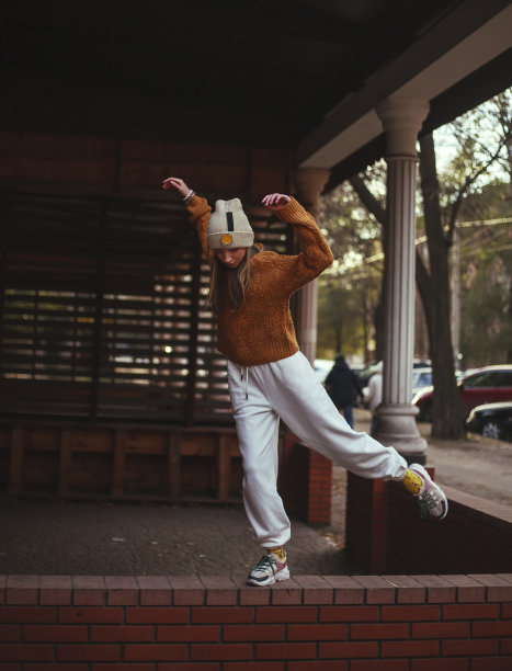 少女在城市的街道上独自跳舞的城市风格图片下载