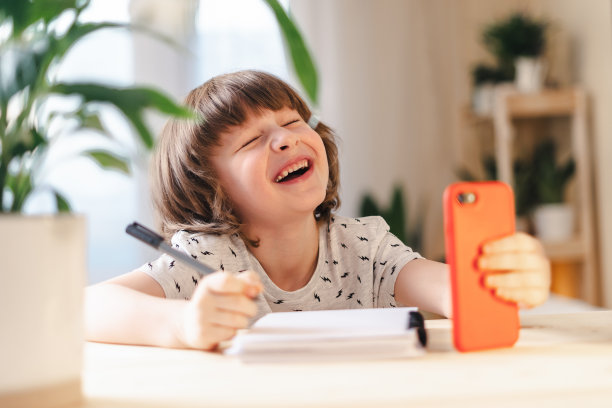 回到学校。男孩在家里打电话图片下载