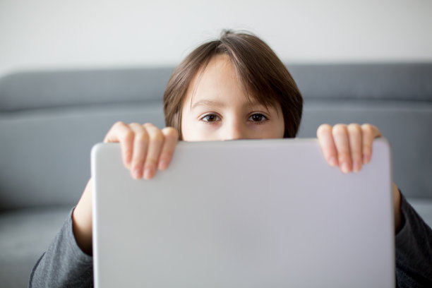 十多岁的孩子，躲在笔记本后面，在线教育，游戏和乐趣对孩子，不良影响图片下载
