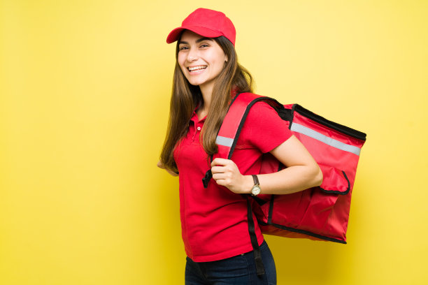 快乐的女人一边工作一边送餐图片下载