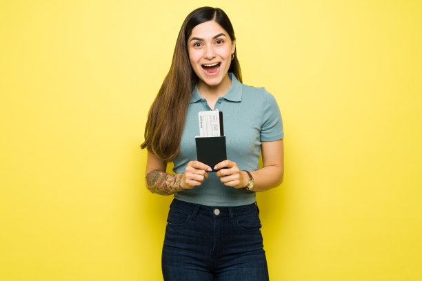 女人兴奋地喊着，手里拿着一张机票图片下载