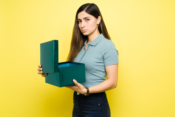 女人打开一件不好的礼物后感到失望图片下载