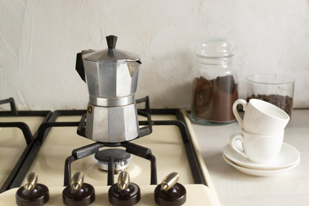 在家里用厨房炉子上的间歇泉咖啡壶煮咖啡的过程。图片下载