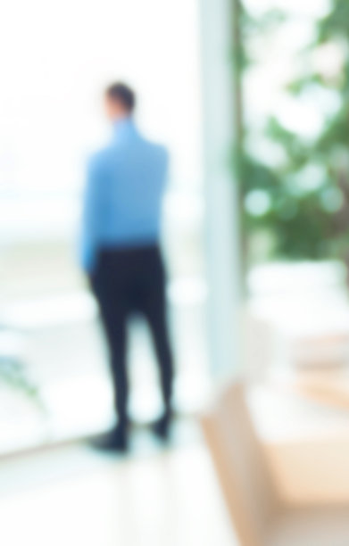 抽象的办公场所后面有个人电脑的工作台，抽象模糊的背景图片下载