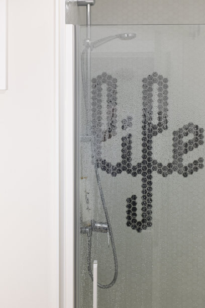 白色浴室，里面的淋浴墙上写着“生活”字图片下载