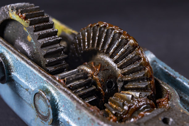 用润滑脂润滑的锥齿轮。在机械装置中传递扭矩的机构。黑暗的背景。图片下载