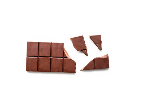 破碎的牛奶巧克力棒孤立的白色背景图片下载