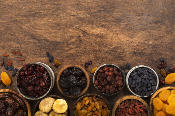 健康食品零食:干水果，自然晒干的有机混合干杏，无花果，葡萄干，枣，蔓越莓，樱桃，枸杞，李子在木背景，俯视图碗图片下载