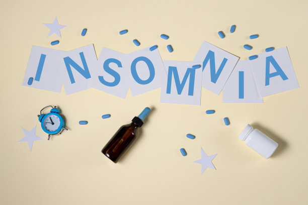 自我照顾的概念，良好的睡眠，失眠的黄色调。丸对失眠。铭文失眠图片下载