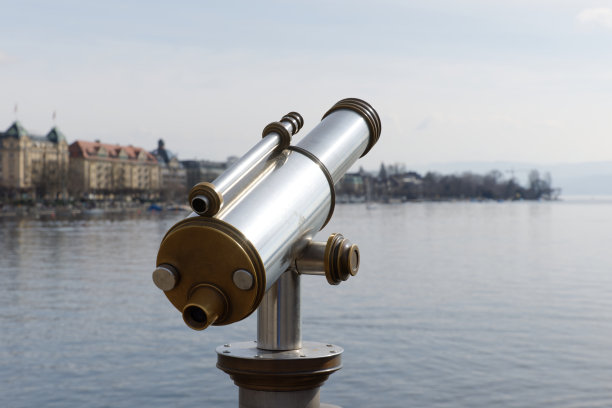 古玩古趣的城市景观观光观景台双筒望远镜由金属和金铜制成，白天，无人看管图片下载