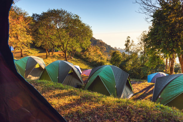 露营冒险与露营帐篷的旅游背包，休息篝火野餐在高地与自然景观的风景背景。假日休闲活动及暑期旅游图片下载