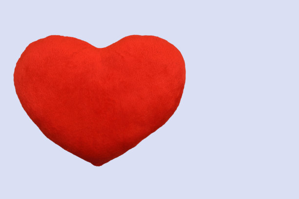 红色毛绒心在浅蓝色的背景图片下载